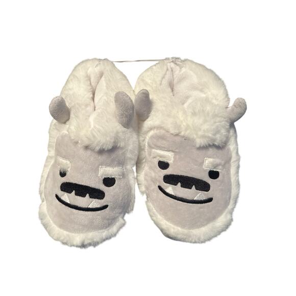 NWOT Old Navy Kid's White Yeti Slippers Cute Warm Non Slip Size Medium (12-13) - Picture 1 of 4